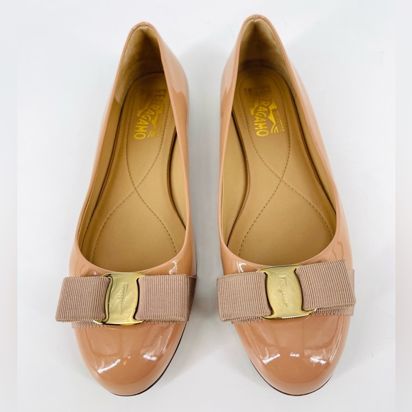 Salvatore Ferragamo Varina Patent Leather Flats 8 Nude Beige Gold Bow Preppy - Picture 14 of 16